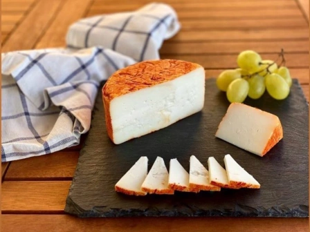 GOLDMEDAL IN WORLD CHEESE AWARDS 2022 - ARTISAN PAPRIKA GOAT CHEESE
