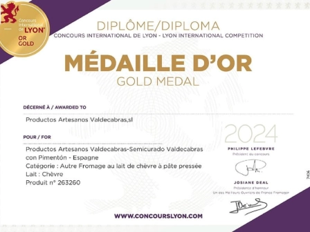MEDALLA DE ORO EN CONCURSO INTERNACIONAL DE LYON 2024 (SEMICURADO DE CABRA CON PIMENTÓN)