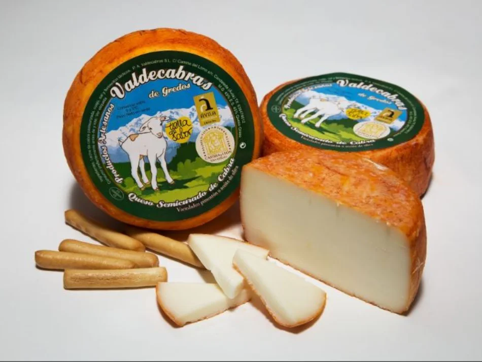 Queso de cabra semicurado con pimentón de la Vera de Quesería Valdecabras